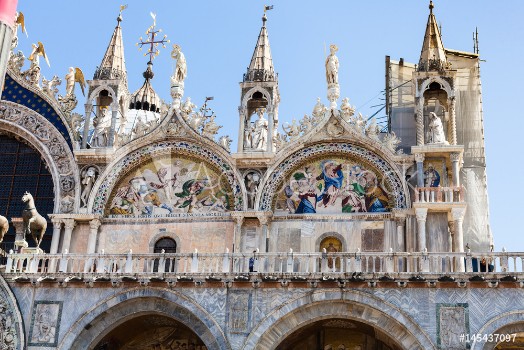 Bild på Decorated facade of St Marks Basilica in Venice
